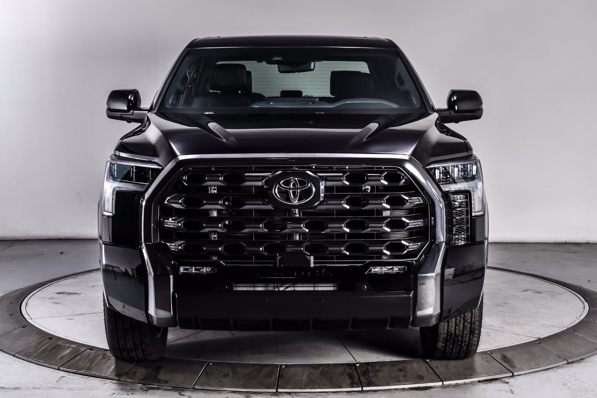 Used 2024 Toyota Tundra Platinum AWD/4WD image 2