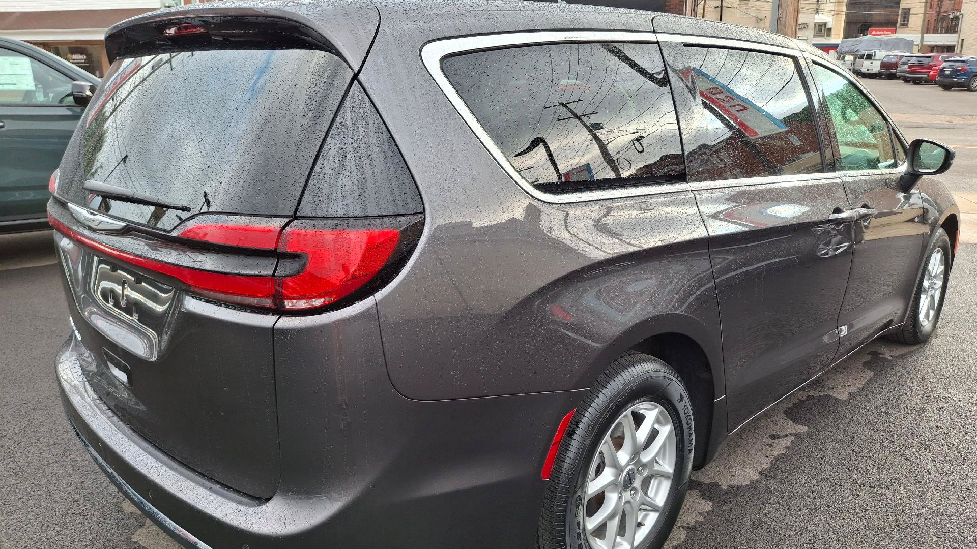 Used 2023 Chrysler Pacifica Touring-L FWD image 6