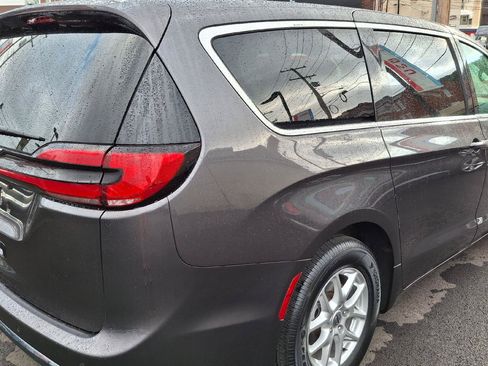 Used 2023 Chrysler Pacifica Touring-L FWD image 6
