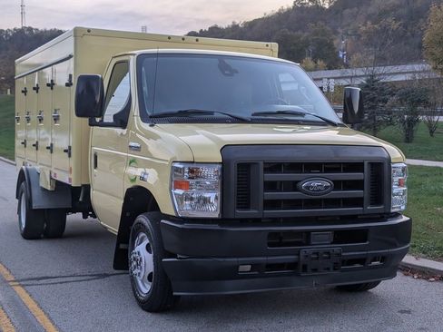 Used 2022 Ford E-450 and Econoline 450 Super Duty image 3
