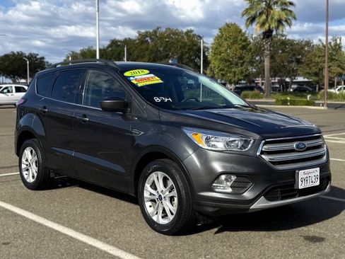 Used 2018 Ford Escape SE w/ SE Sync 3 Package FWD image 3