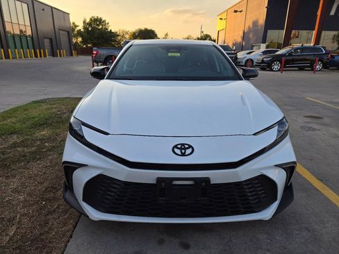 Used 2025 Toyota Camry SE image 2
