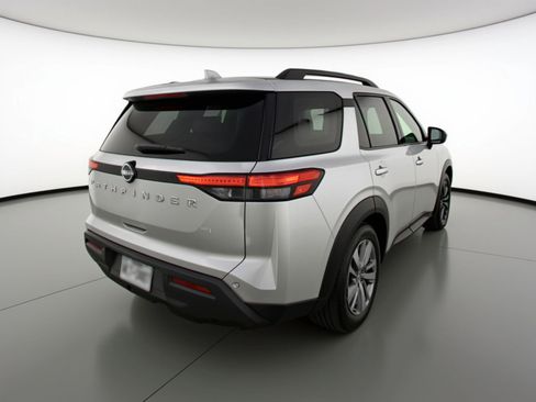 Used 2025 Nissan Pathfinder SV image 9