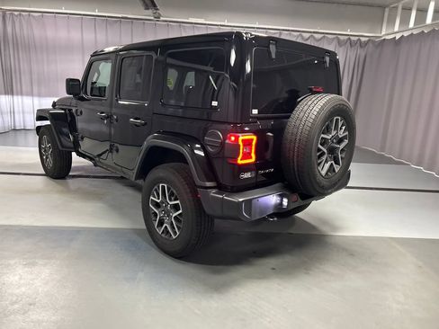 Used 2025 Jeep Wrangler Unlimited Sahara AWD/4WD image 5