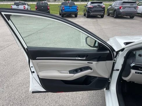 Used 2019 Nissan Altima 2.5 Platinum FWD image 18