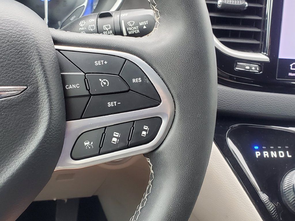 Used 2023 Chrysler Pacifica Touring-L FWD image 16