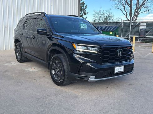 Used 2025 Honda Pilot TrailSport image 3