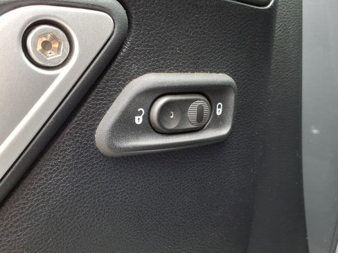Used 2015 Jeep Wrangler Sahara AWD/4WD image 6