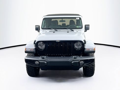 Used 2023 Jeep Gladiator Sport image 2
