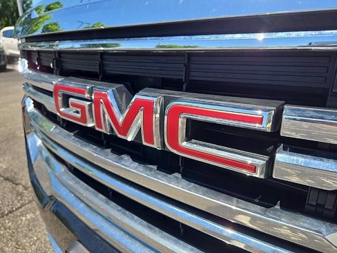 Used 2023 GMC Acadia SLE w/ Driver Convenience Package FWD image 23