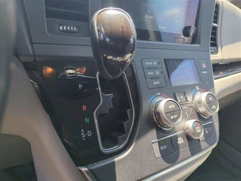 Used 2015 Toyota Sienna XLE Premium FWD image 17