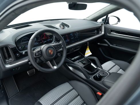 Certified 2026 Porsche Cayenne GTS AWD/4WD image 4