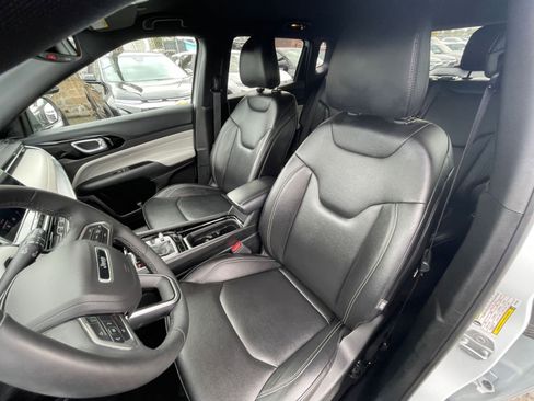 Used 2025 Jeep Compass Limited image 37