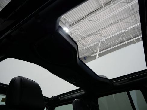 Used 2023 Jeep Wrangler Unlimited Sahara w/ Cold Weather Group AWD/4WD image 4