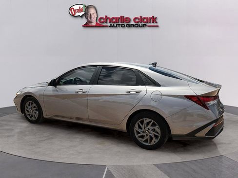 Used 2024 Hyundai Elantra SEL FWD image 2