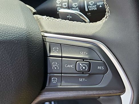 Used 2025 Jeep Grand Cherokee L Limited w/ Black Appearance Package AWD/4WD image 24