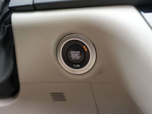 Used 2023 Chrysler Pacifica Touring-L FWD image 37
