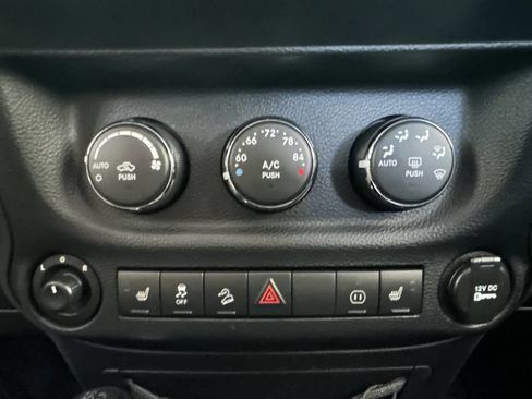 Used 2012 Jeep Wrangler Unlimited Rubicon image 32