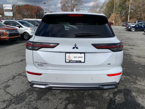 New 2025 Mitsubishi Outlander SE image 3