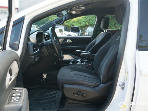 Used 2018 Chrysler Pacifica Touring Plus FWD image 10