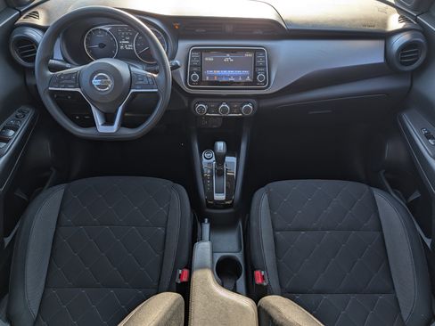 Used 2020 Nissan Kicks S image 9