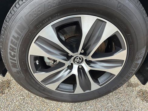 Used 2024 Toyota Highlander Limited image 9