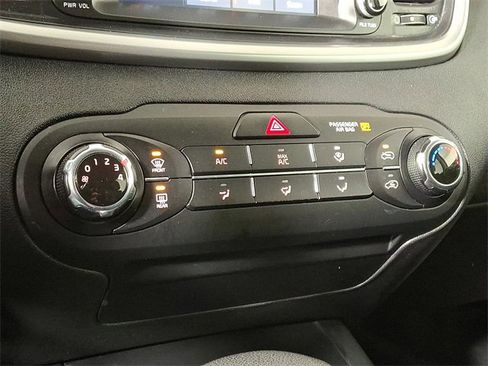 Used 2020 Kia Sorento LX image 17