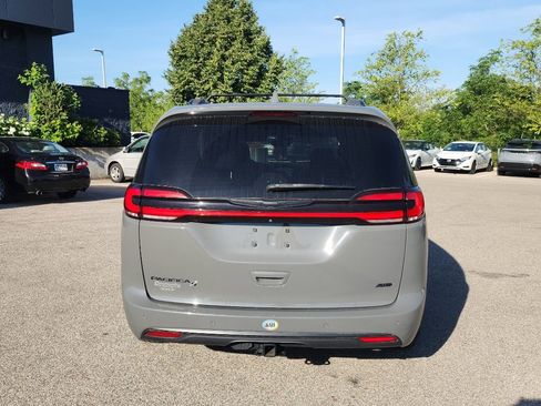 Used 2021 Chrysler Pacifica Touring-L w/ Premium & Safety Sphere Group AWD/4WD image 6