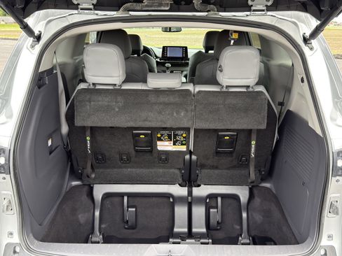 Used 2022 Toyota Sienna XLE w/ XLE Plus Package FWD image 16