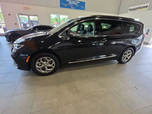 Used 2023 Chrysler Pacifica Limited FWD image 15