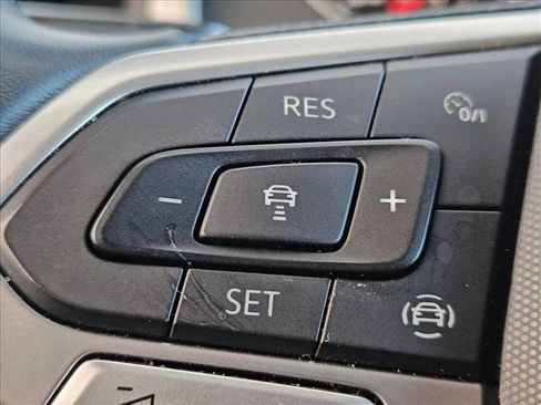 Used 2021 Volkswagen Atlas Cross Sport SE w/ Panoramic Sunroof Package image 16