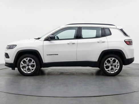 Used 2025 Jeep Compass Latitude AWD/4WD image 5