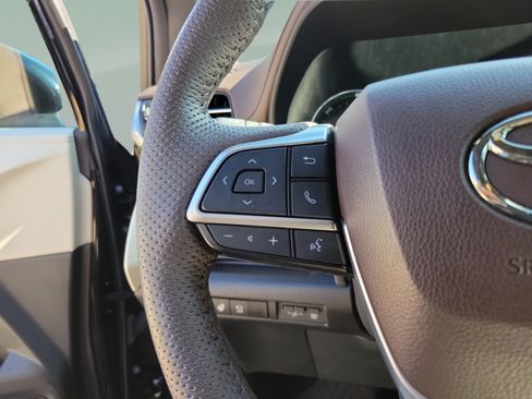 Used 2024 Toyota Sienna Platinum FWD image 13