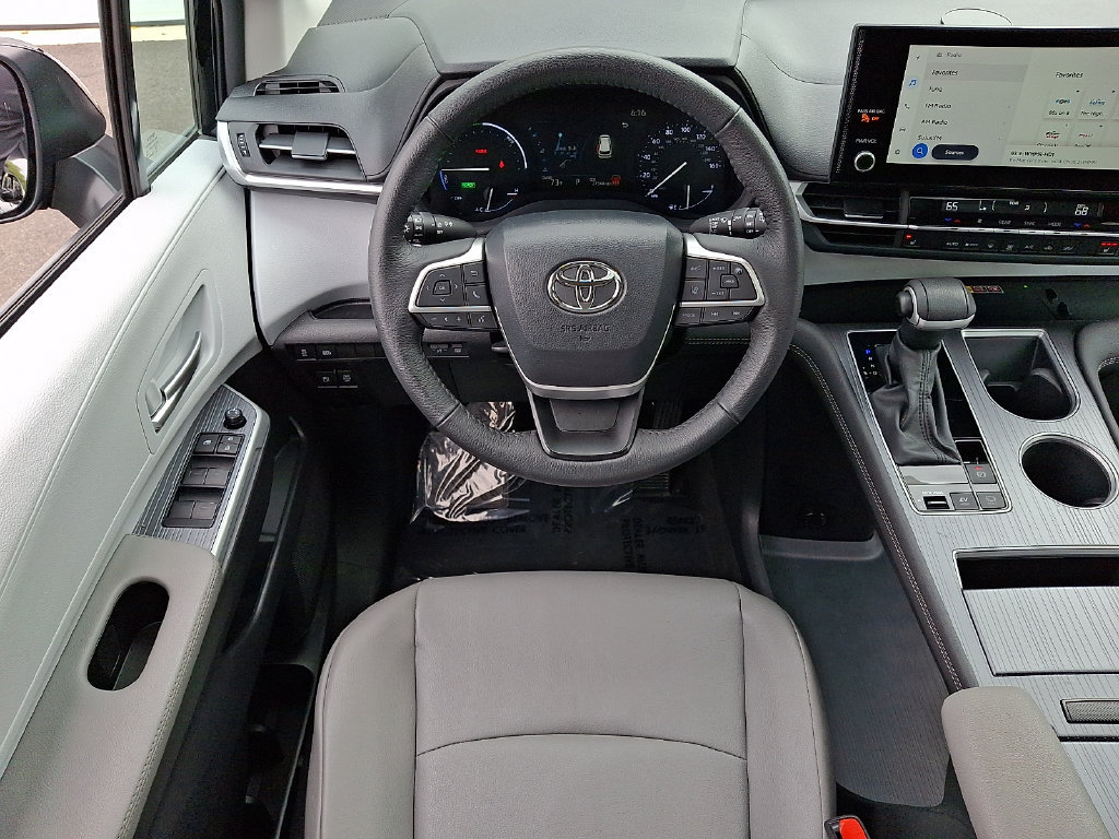 Certified 2025 Toyota Sienna XLE FWD image 11