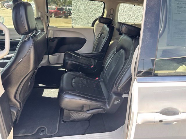 Used 2022 Chrysler Pacifica Touring-L FWD image 12