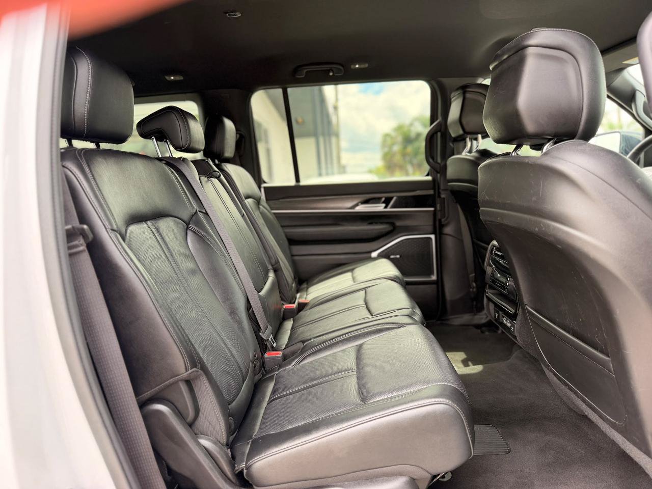 Used 2024 Jeep Wagoneer L Series II w/ Flexible Seating Group RWD image 17