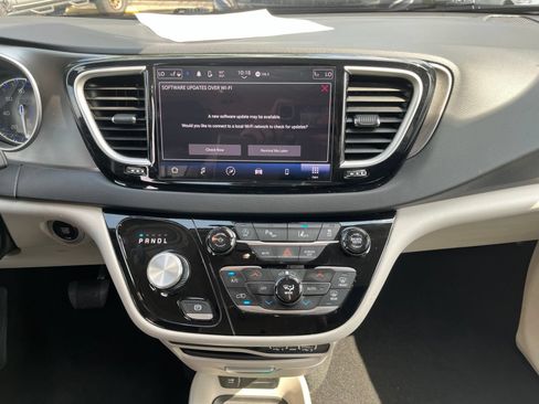 Used 2024 Chrysler Pacifica Touring-L FWD image 10