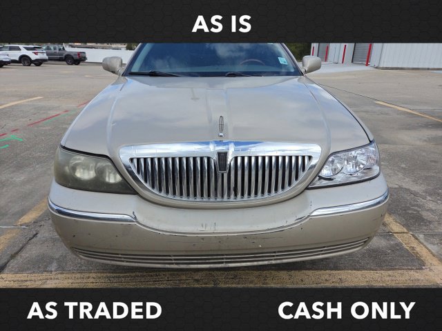 Used 2005 Lincoln Town Car Signature RWD image 2