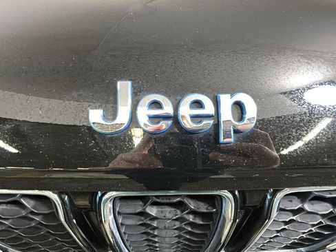 Used 2023 Jeep Grand Cherokee Overland AWD/4WD image 9