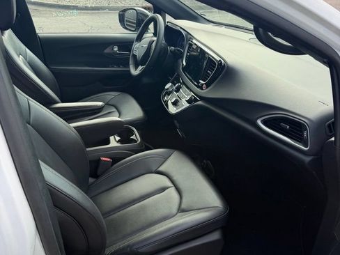 Used 2025 Chrysler Pacifica Select FWD image 5