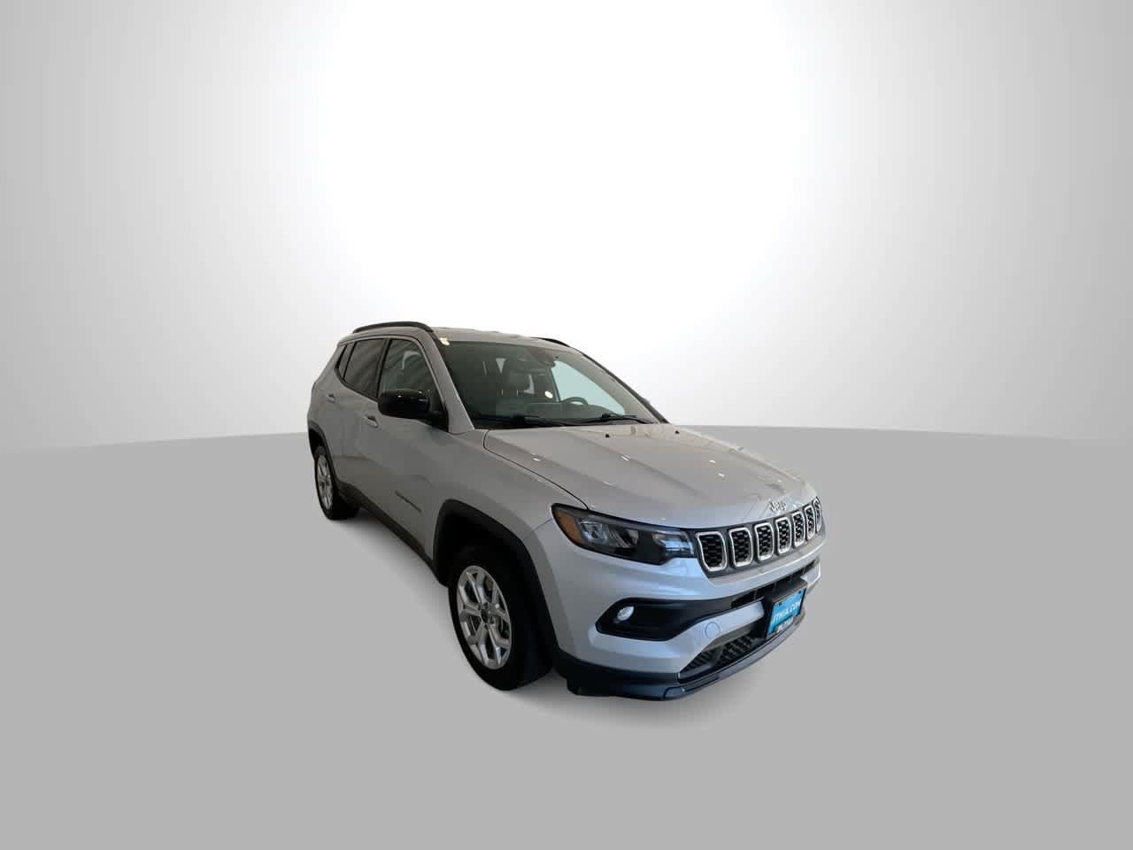 Used 2025 Jeep Compass Latitude AWD/4WD image 2