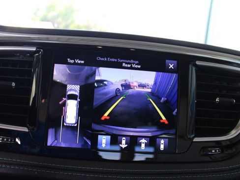 Used 2017 Chrysler Pacifica Platinum FWD image 29