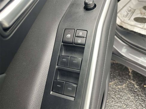 Used 2024 Toyota Highlander XLE image 16