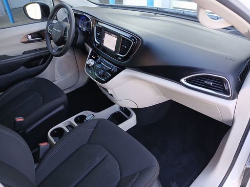 Used 2022 Chrysler Voyager LX image 30