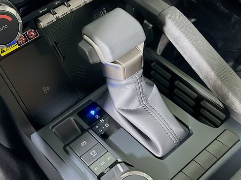 Certified 2025 Toyota Tacoma SR5 AWD/4WD image 15