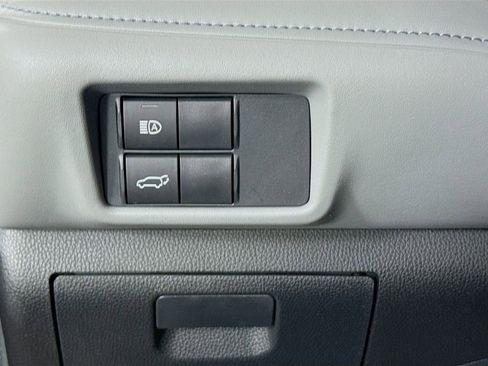 Certified 2024 Toyota Highlander XLE image 12