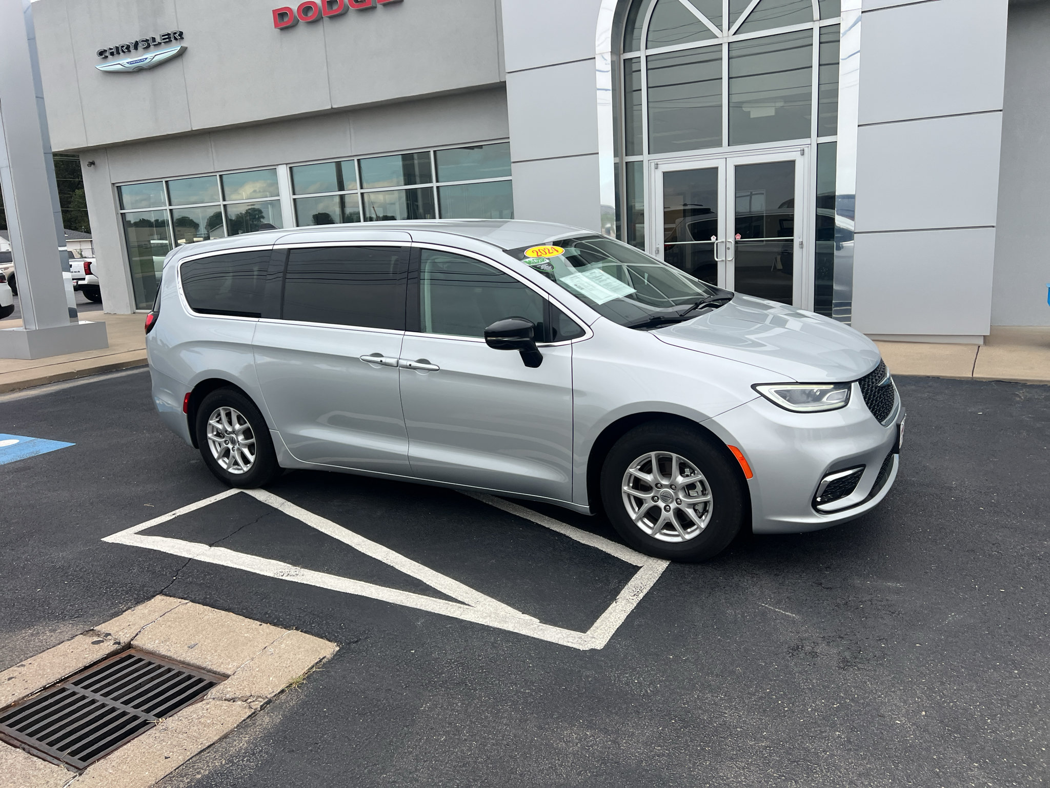 Used 2024 Chrysler Pacifica Touring-L FWD image 6