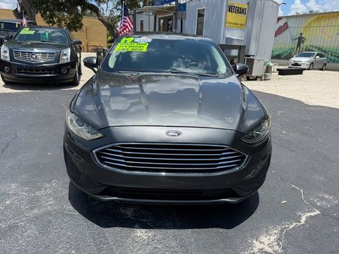 Used 2019 Ford Fusion SE FWD image 2