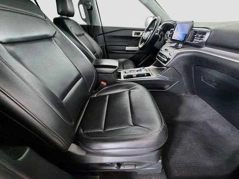 Used 2023 Ford Explorer XLT w/ Equipment Group 202A AWD/4WD image 22