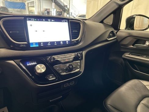Used 2025 Chrysler Pacifica Select image 23